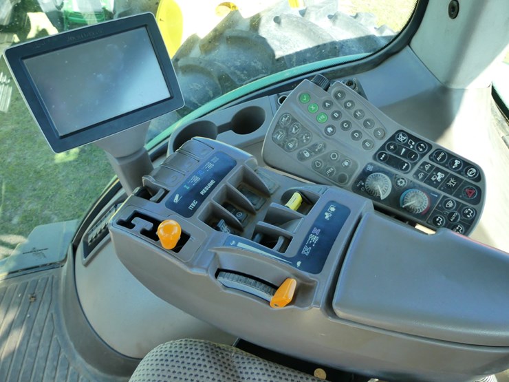 2012-john-deere-8235r-image-11