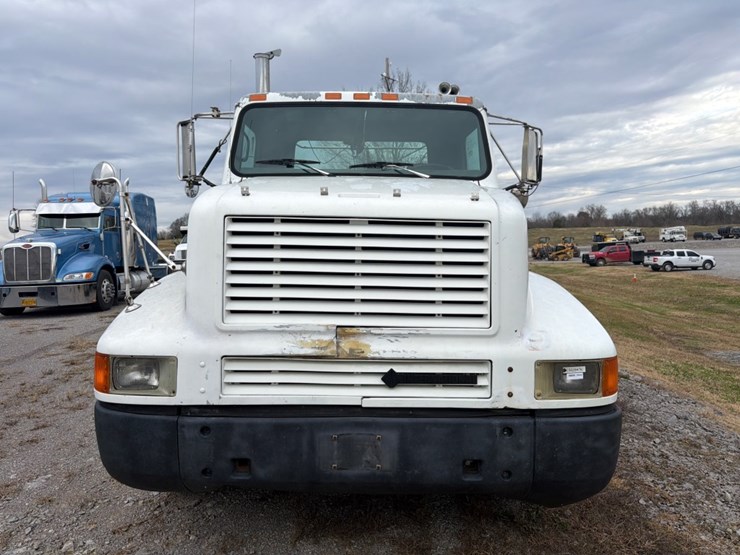 1995-international-8200-image-2
