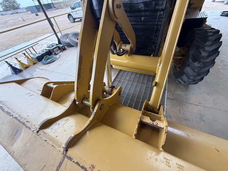 2018-caterpillar-420f2-image-14