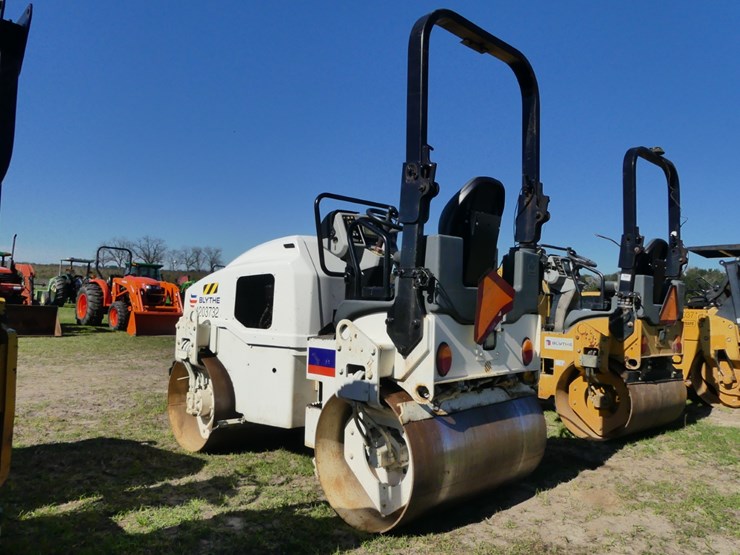 2014-caterpillar-cb24b-image-4