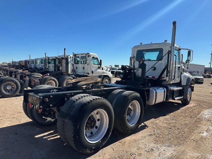 2020-mack-granite-image-7