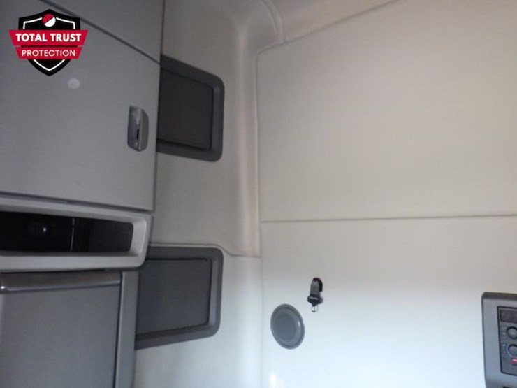 2023-volvo-vnl-760-image-22