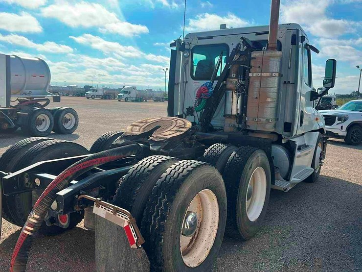 2014-freightliner-cascadia-image-3