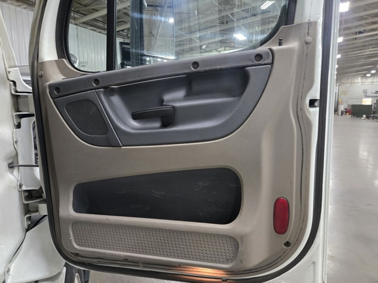 #2298-•-2015-freightliner-cascadia-day-cab-truck-tractor-image-58