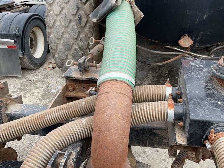 balzer-manure-tank-with-raven-computer-control,-for-knifing-in-manure,-6800-gallon-tank,-hydraulic-pump,-no-pto-image-11