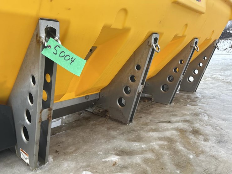 #5004-•-snowex-tailgate-hopper-salt/sand-spreader-image-15
