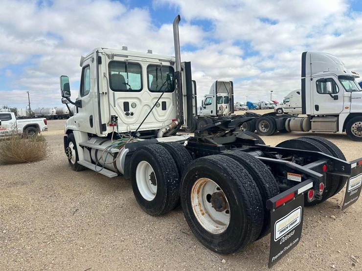 2014-freightliner-cascadia-image-6