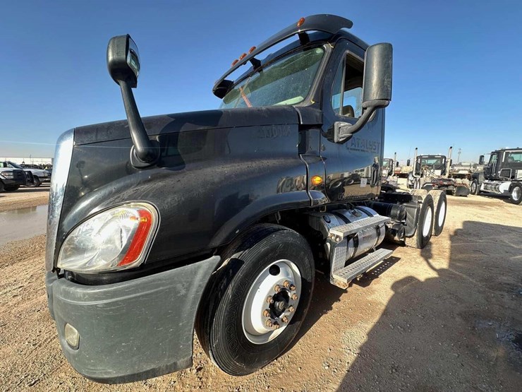 2013-freightliner-cascadia-image-1