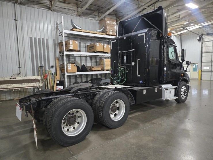 #2295-•-2016-freightliner-cascadia-day-cab-truck-tractor-image-4