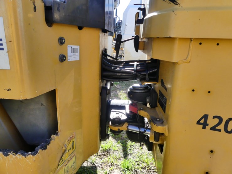 2015-caterpillar-cb24b-image-13