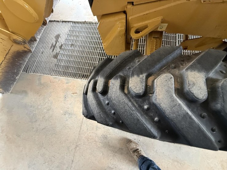 2018-caterpillar-420f2-image-26