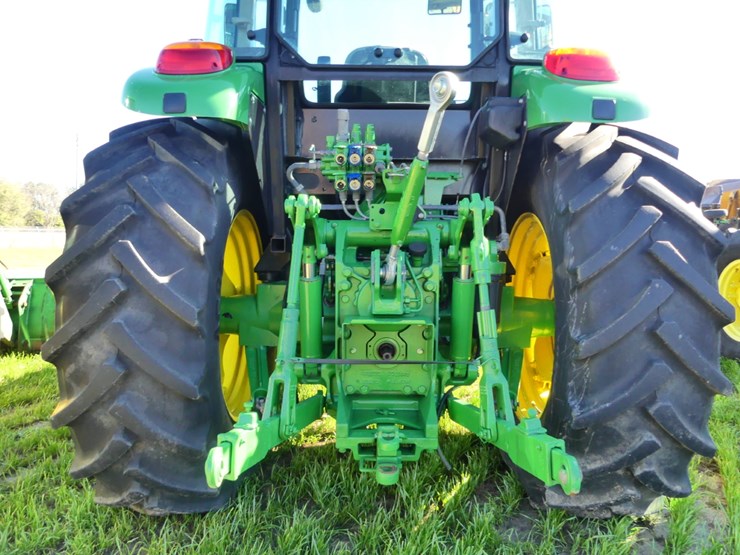 2020-john-deere-6105e-image-4
