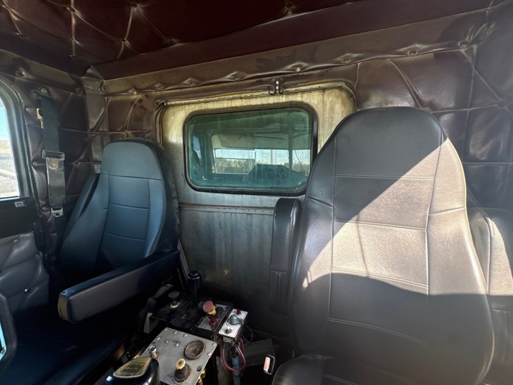 1993-freightliner-fld120-image-16