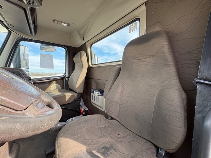 #30707-•-2016-volvo-single-axle-truck-tractor-image-6