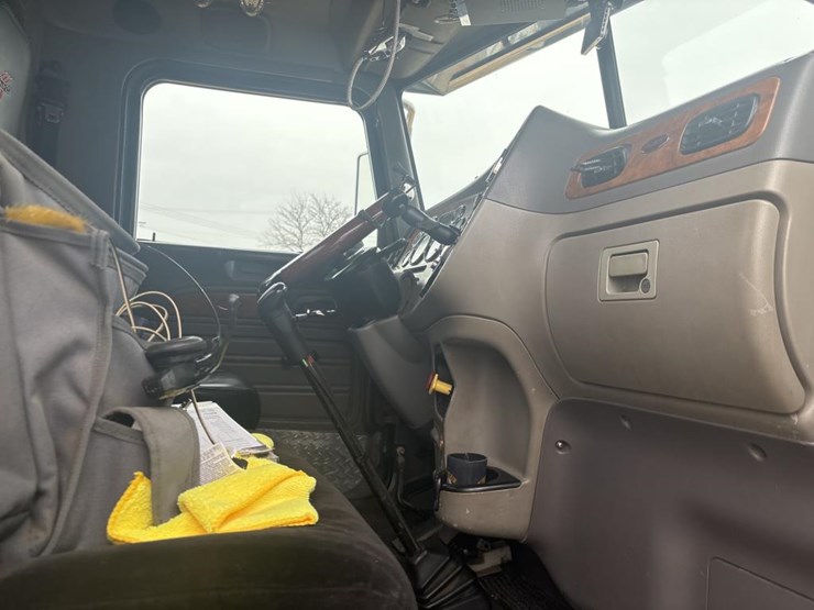 2006-peterbilt-379-image-30