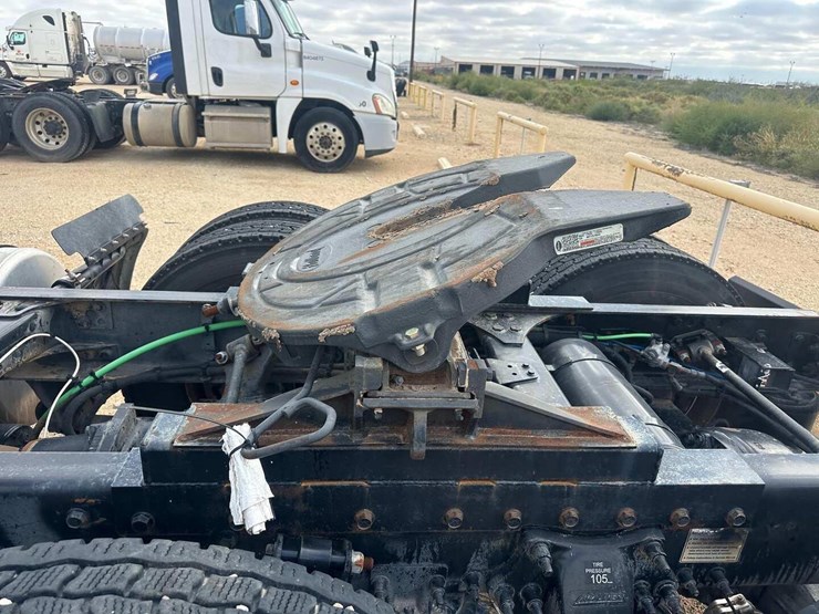 2014-freightliner-cascadia-image-4