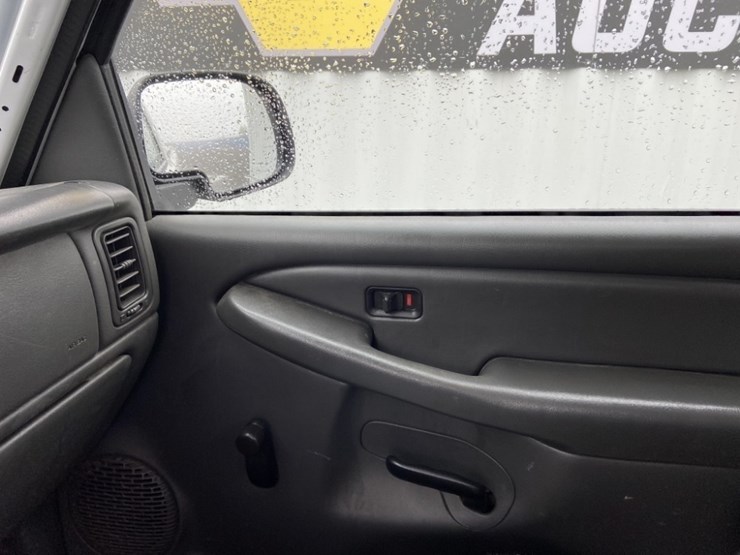 2004-chevrolet-silverado-4x4-pickup-image-19