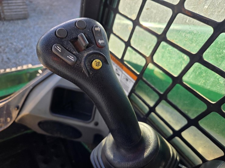 2018-bobcat-t740-image-41