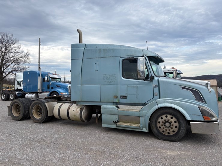 #30702-•-2011-volvo-vnl-tandem-axle-truck-tractor-image-3