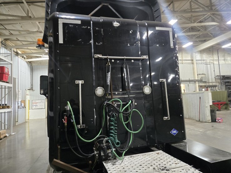 #2295-•-2016-freightliner-cascadia-day-cab-truck-tractor-image-19