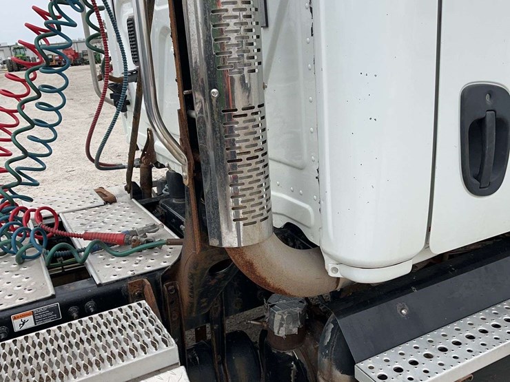 2014-freightliner-cascadia-125-image-16