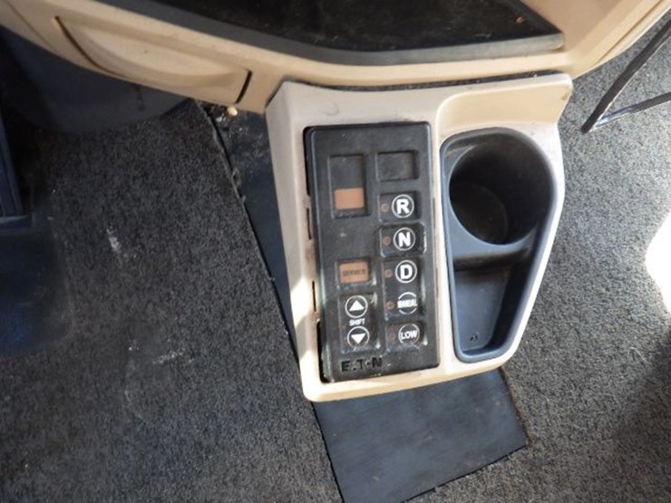 2017-peterbilt-587-image-21