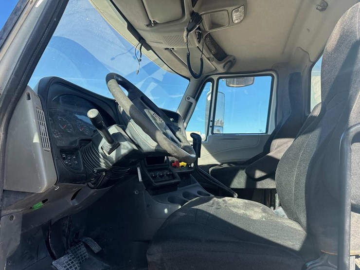2017-international-lf687-daycab-image-6