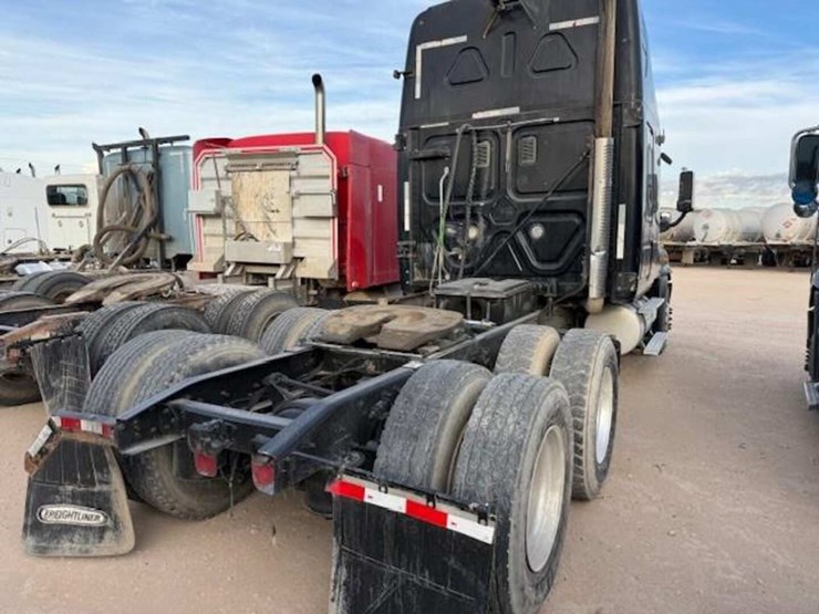 2009-freightliner-cascadia-image-3