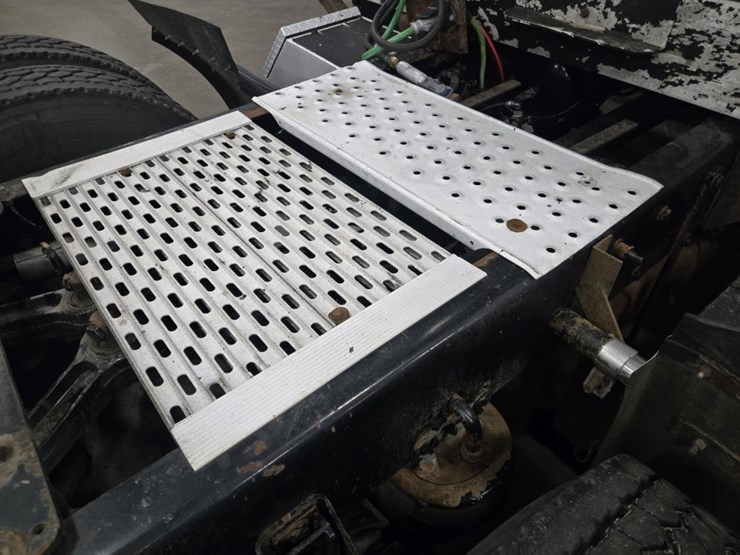 2017-kenworth-t680-image-29