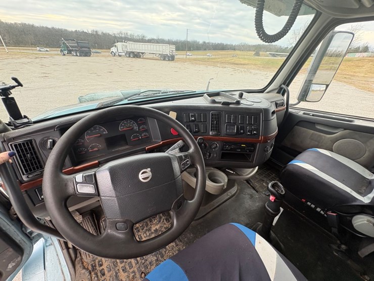 #30702-•-2011-volvo-vnl-tandem-axle-truck-tractor-image-19