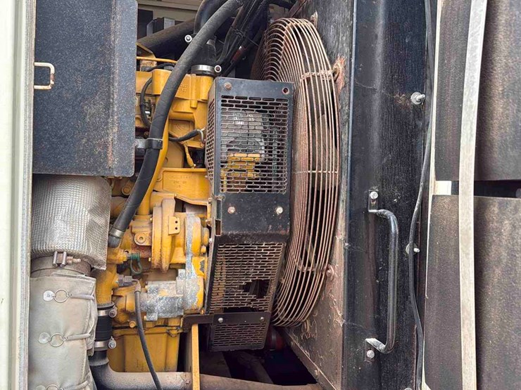 2012-caterpillar-15-image-12
