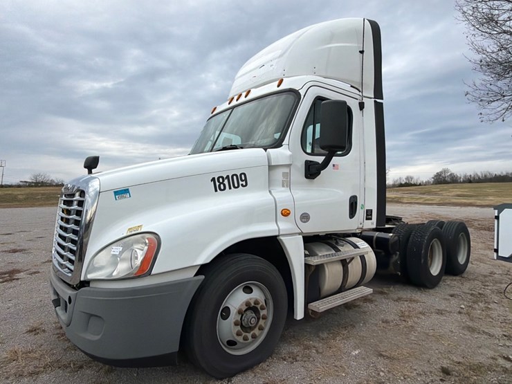 #30502-•-2018-freightliner-cascadia-tandem-axle-truck-tract-image-1