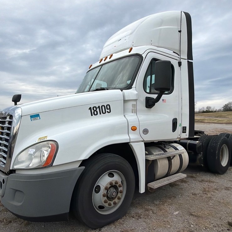#30502 • 2018 FREIGHTLINER CASCADIA TANDEM AXLE TRUCK TRACT