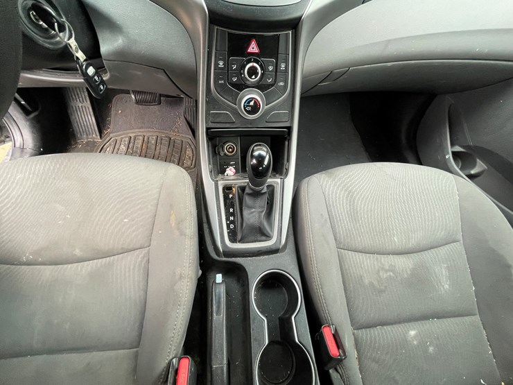 #1048-•-2015-hyundai-elantra-sedan-(has-wi-title)-image-12