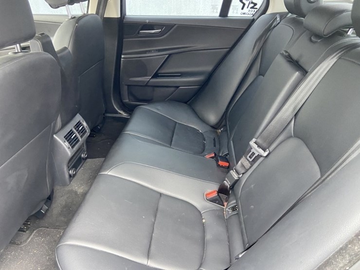 2017-jaguar-xe-25t-sedan-image-34