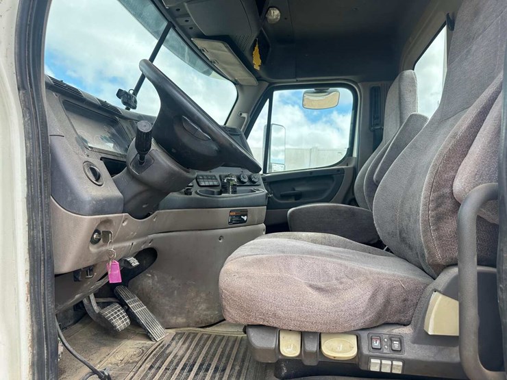 2014-freightliner-cascadia-image-7