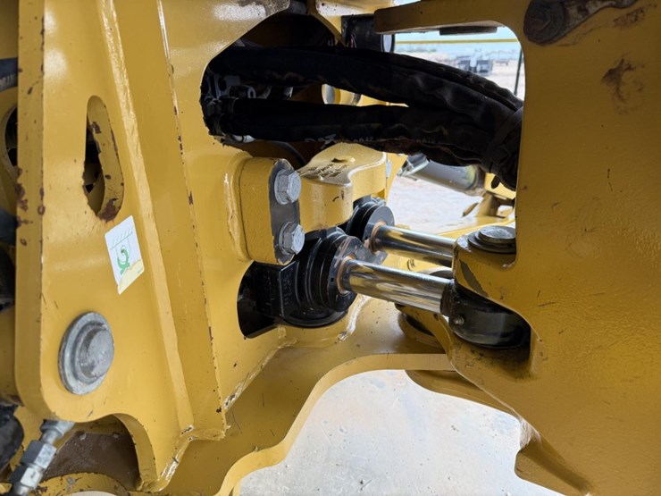 2018-caterpillar-420f2-image-10