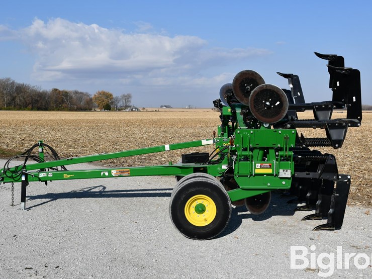 2024-john-deere-2100-image-8