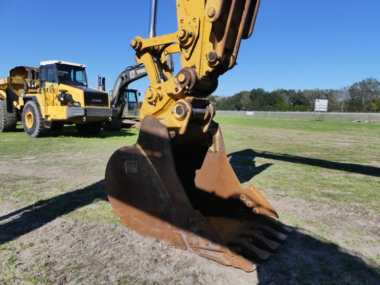 caterpillar-320-image-9