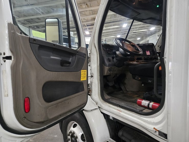 #2298-•-2015-freightliner-cascadia-day-cab-truck-tractor-image-55