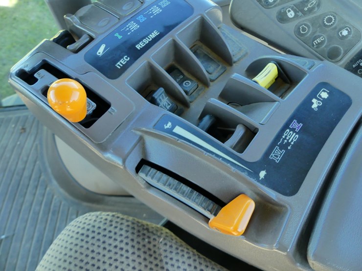 2012-john-deere-8235r-image-14