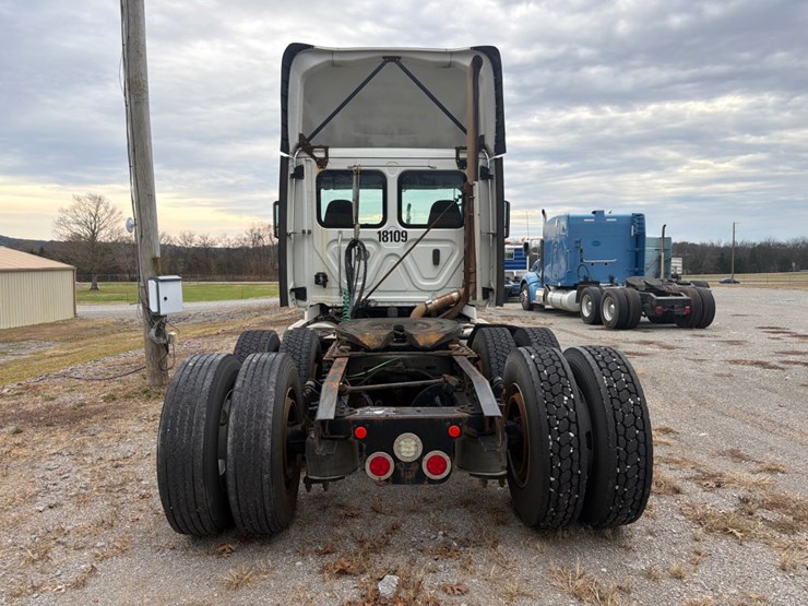 #30502-•-2018-freightliner-cascadia-tandem-axle-truck-tract-image-5