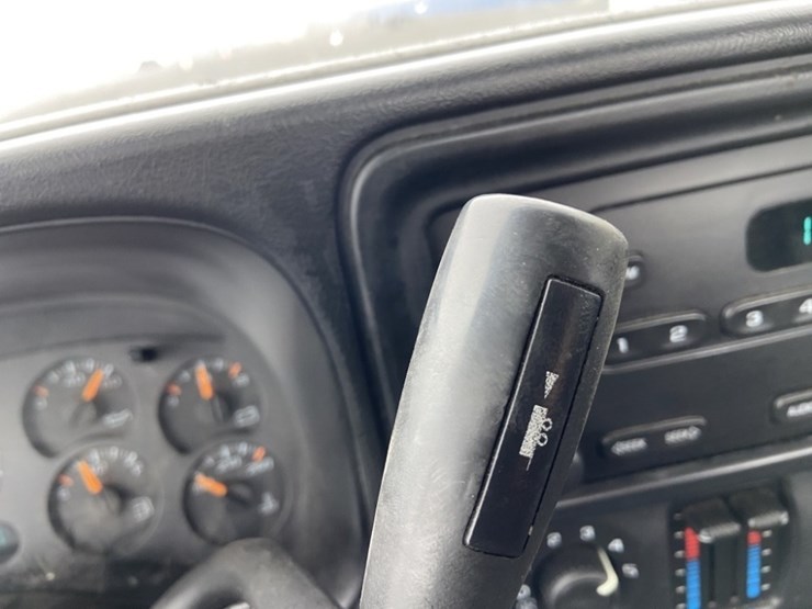 2004-chevrolet-silverado-4x4-pickup-image-27