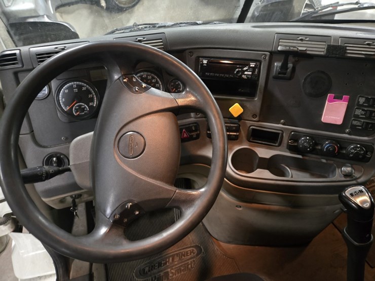 #2298-•-2015-freightliner-cascadia-day-cab-truck-tractor-image-62