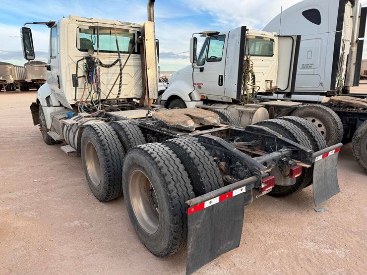 2017-international-lf687-daycab-image-3