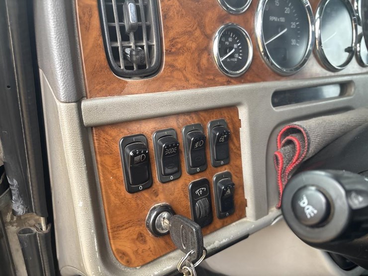 2006-peterbilt-379-image-38