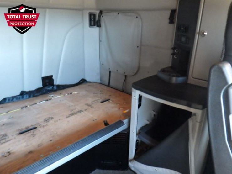 2023-peterbilt-579-image-4