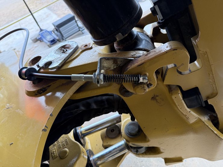 2018-caterpillar-420f2-image-11