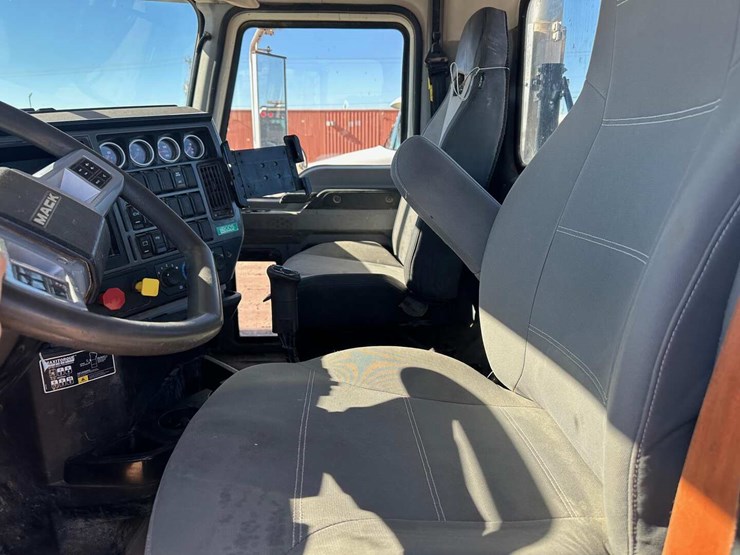 2020-mack-granite-image-9