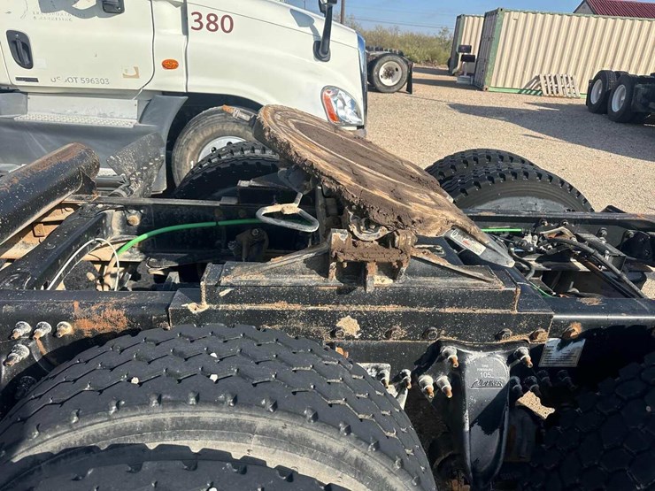 2014-freightliner-cascadia-image-2